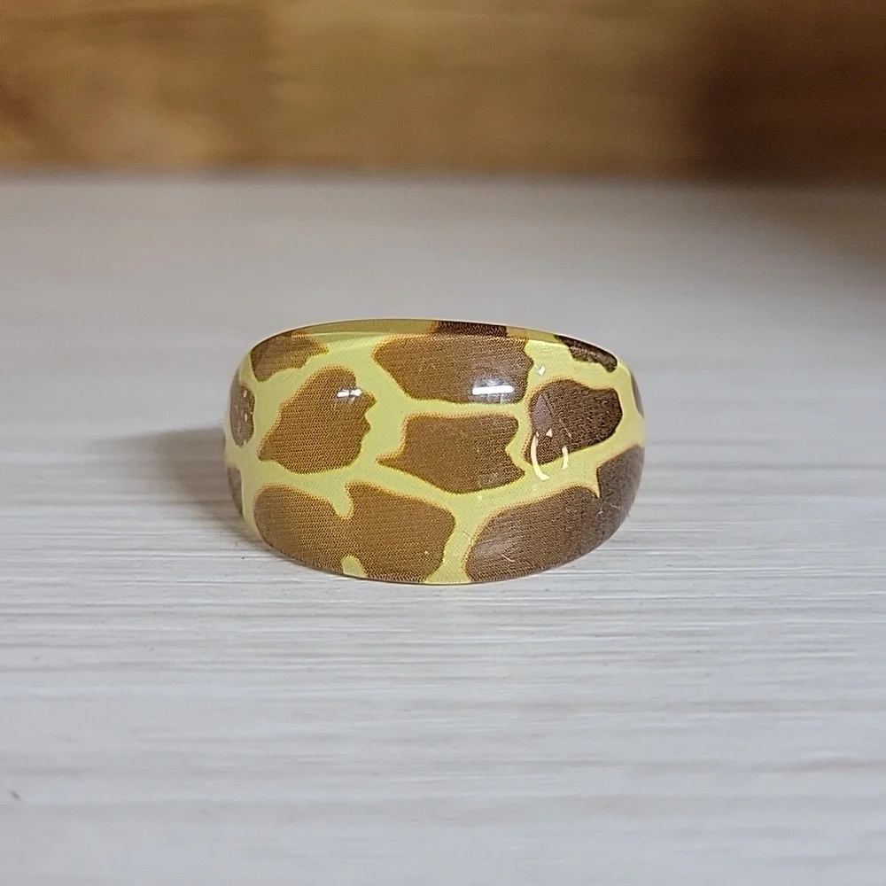 GIRAFFE PRINT ACRYLIC RING - Picture 1 of 6